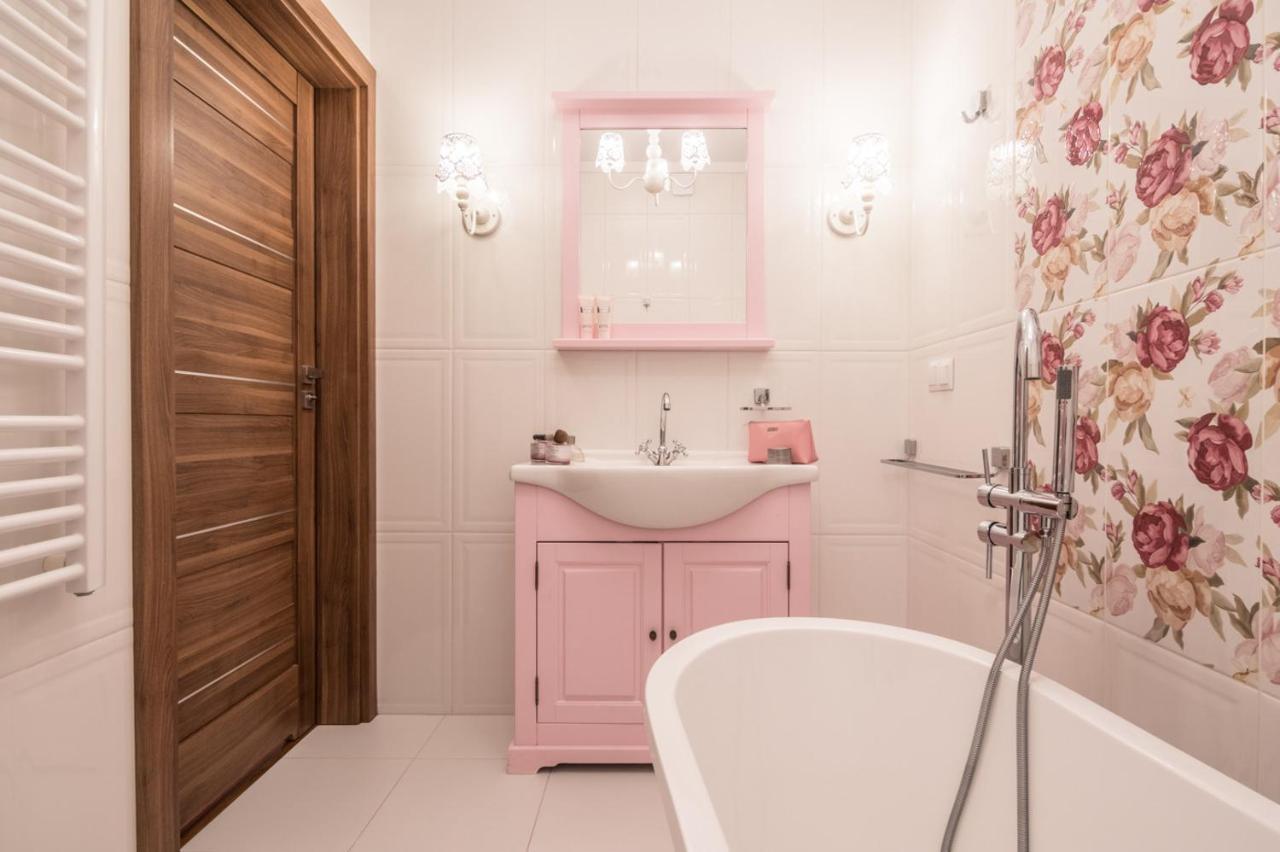 One-Bedroom Apartment with Bath,1049831566:JPEG